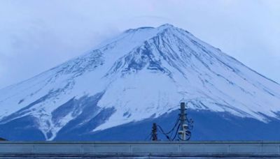 日本富士山打卡點「河口湖Lawson」即將消失？遊客暴漲、交通秩序大亂、垃圾亂丟..當地居民忍無可忍「建黑幕」！