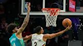 Valanciunas aporta 29 puntos; Pelicans resisten para vencer 112-107 a Hornets