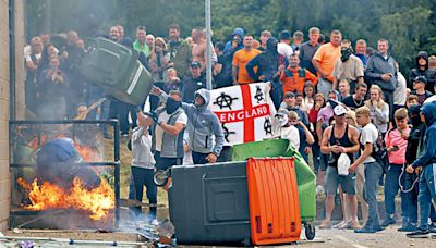 英國反移民騷亂420人被捕 安置非法移民酒店遭襲擊 | am730