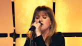 Kelly Clarkson Gives Fans ‘Goosebumps’ With ‘Powerful’ New ‘Kellyoke’ Cover