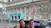 Fátima Bernardes posa sorridente para selfie com o filho, Vinícius Bonemer e a nora Thalita Martins em Paris