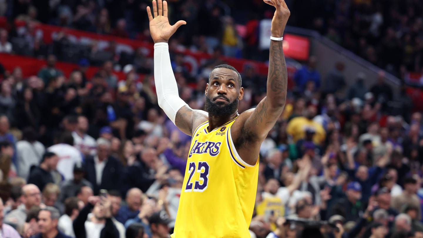 LeBron James reportedly helps Lakers with $2.6M pay cut after signing new contract