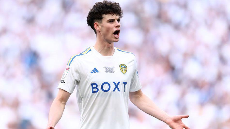 Leeds reject £40m Brentford offer for Gray