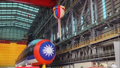 等了28年「海鯤號」亮相下水！台灣首艘潛艦國造原型艦誕生，蔡英文親擲瓶：2025年3艦齊備