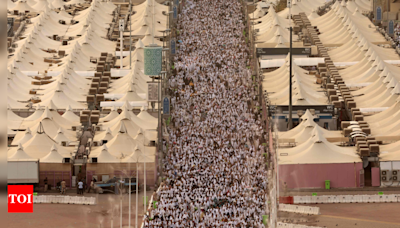 Hajj pilgrims 'stone the devil' as Muslims celebrate Eid al-Adha across the world - Times of India