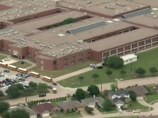 1 student dead in shooting on Arlington high school campus; suspect in custody, police say