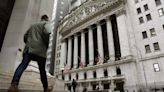 Wall Street bonuses fell 26 percent last year but remained high