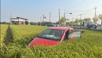 台南下營區路口車禍！自小客閃左轉車失控衝入稻田