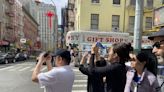 紐約市罕見日食持續約1小時 華人駐足觀看