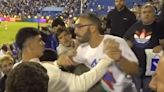 Vélez - Rosario Central: el choque de hinchas locales con el hijo del director técnico Gustavo Quinteros