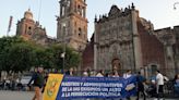 Estudiantes y trabajadores de Universidad de Sinaloa protestan en Palacio Nacional por respeto a autonomía