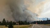 Incêndio florestal já destruiu metade de cidade turística no Canadá