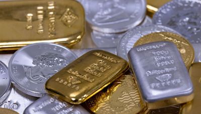 Gold Slumps as China’s Central Bank Halts 18-Month Buying Spree