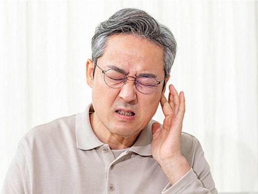 唧唧耳鳴聲炸腦！57歲男「耳朵發霉」竟是徒手挖耳屎釀禍