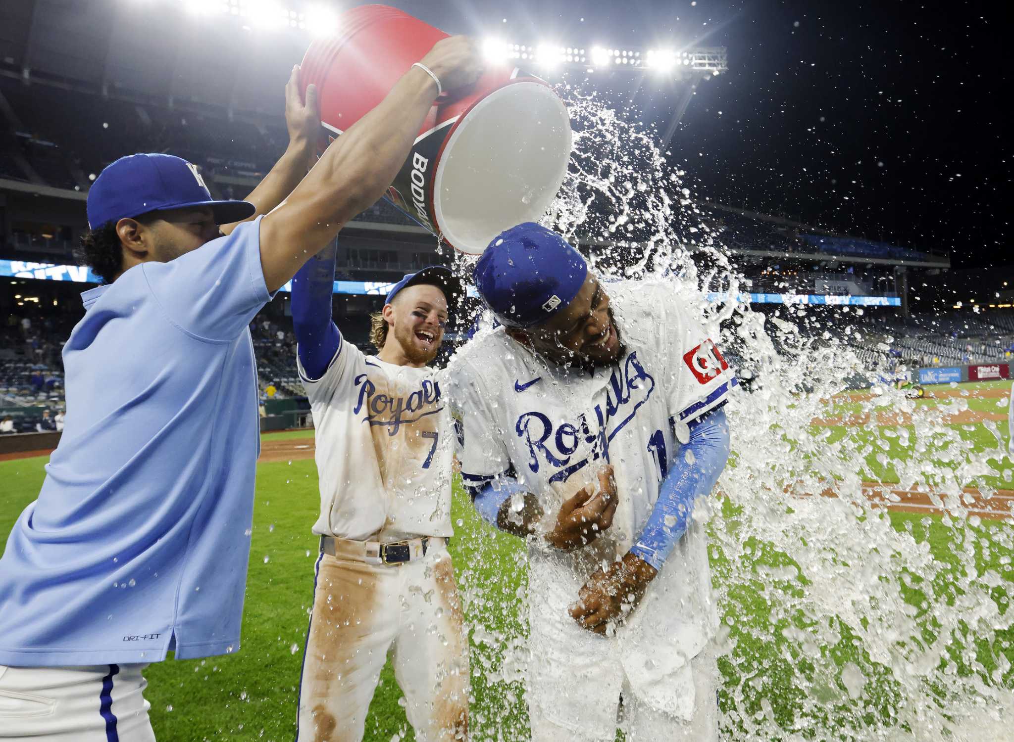 Michael Massey, Maikel Garcia key a 7th-inning rally for the Royals in a 3-2 win over the Brewers