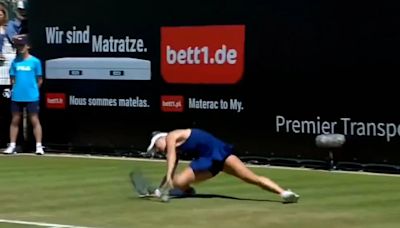 Resbalón, dolorosa caída y preocupación: la lesión de la vigente campeona de Wimbledon Vondrousova que alarma al mundo del tenis