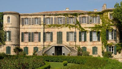 Carla Bruni et Nicolas Sarkozy : visite guidée du château médiéval d'Estoublon, leur maison de vacances pas comme les autres