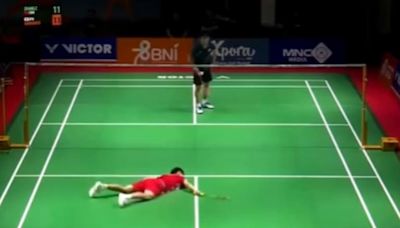 Video: un jugador de bádminton de 17 años murió tras desplomarse en la cancha en un torneo internacional