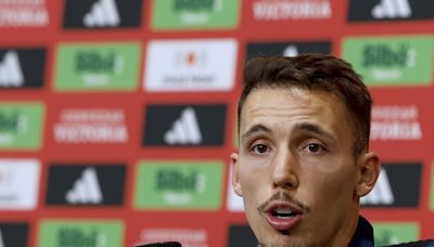 Grimaldo y Cucurella, dos amigos por un puesto