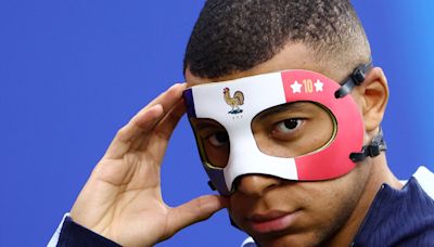 Mbappe fit to face Netherlands - wearing a mask