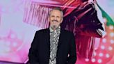 Miguel Bosé presenta 'Bosé', la serie sobre su vida, con los actores que interpretan su pasado y su presente