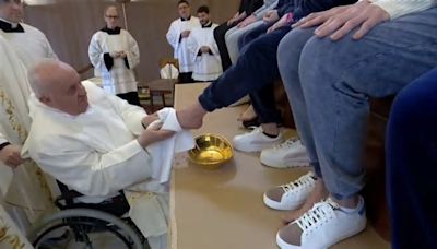 El papa Francisco en silla de ruedas lava los pies a doce reclusas por Jueves Santo