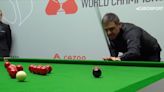 Ronnie O'Sullivan hits cue on table in frustration at World Snooker Championship