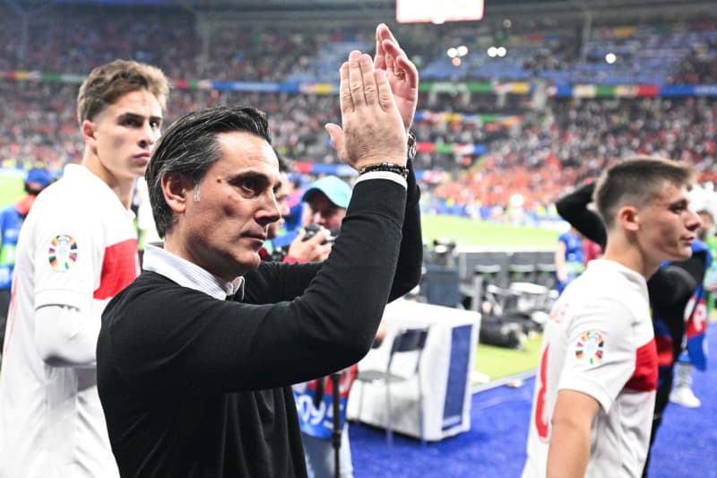 Coach Montella praises Turkey fans but avoids wolf salute matter