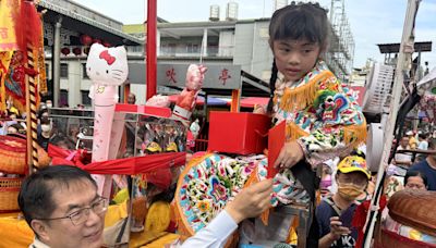 西港香百足真人蜈蚣陣亮相 台南市長黃偉哲發紅包給72位神童