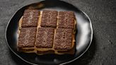 Receta de chocotorta fácil y económica con queso crema, crema de leche y galletitas de chocolate