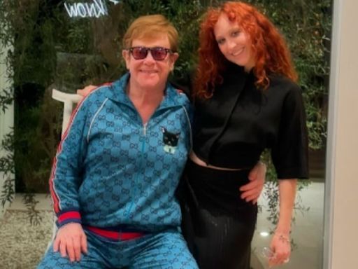 Elton John posta foto com Chappell Roan: “Eu amo ela”