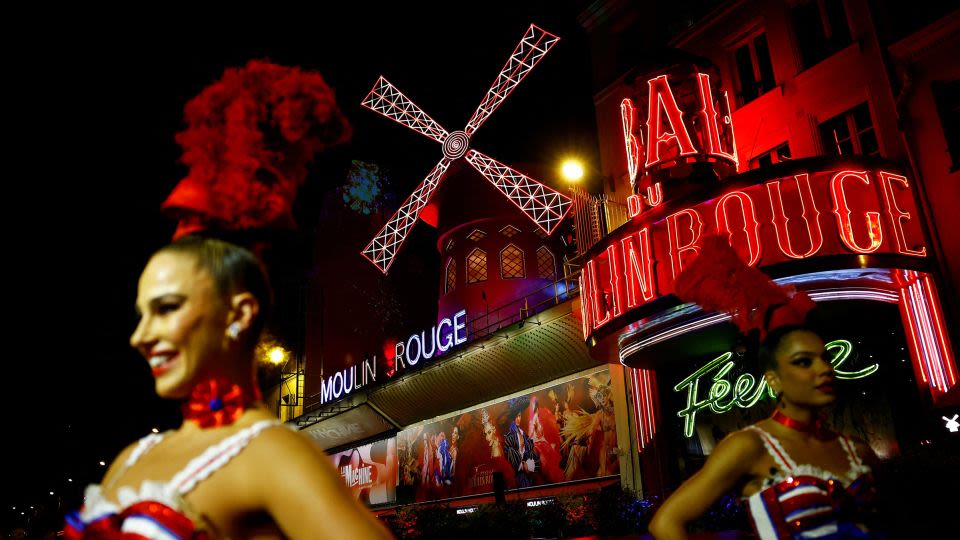 Paris’ famous Moulin Rouge windmill gets its blades back