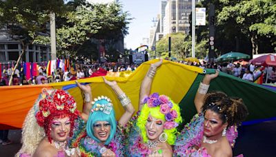 Parada LGBT+ ocorre neste domingo (2) com promessa de multidão em verde e amarelo