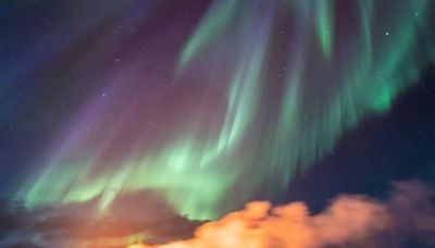 En Islandia, un volcán entró en erupción debajo de una aurora boreal: las espectaculares imágenes