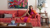 Mônica Martelli abre apartamento repleto de cor e artesanato; assista ao tour