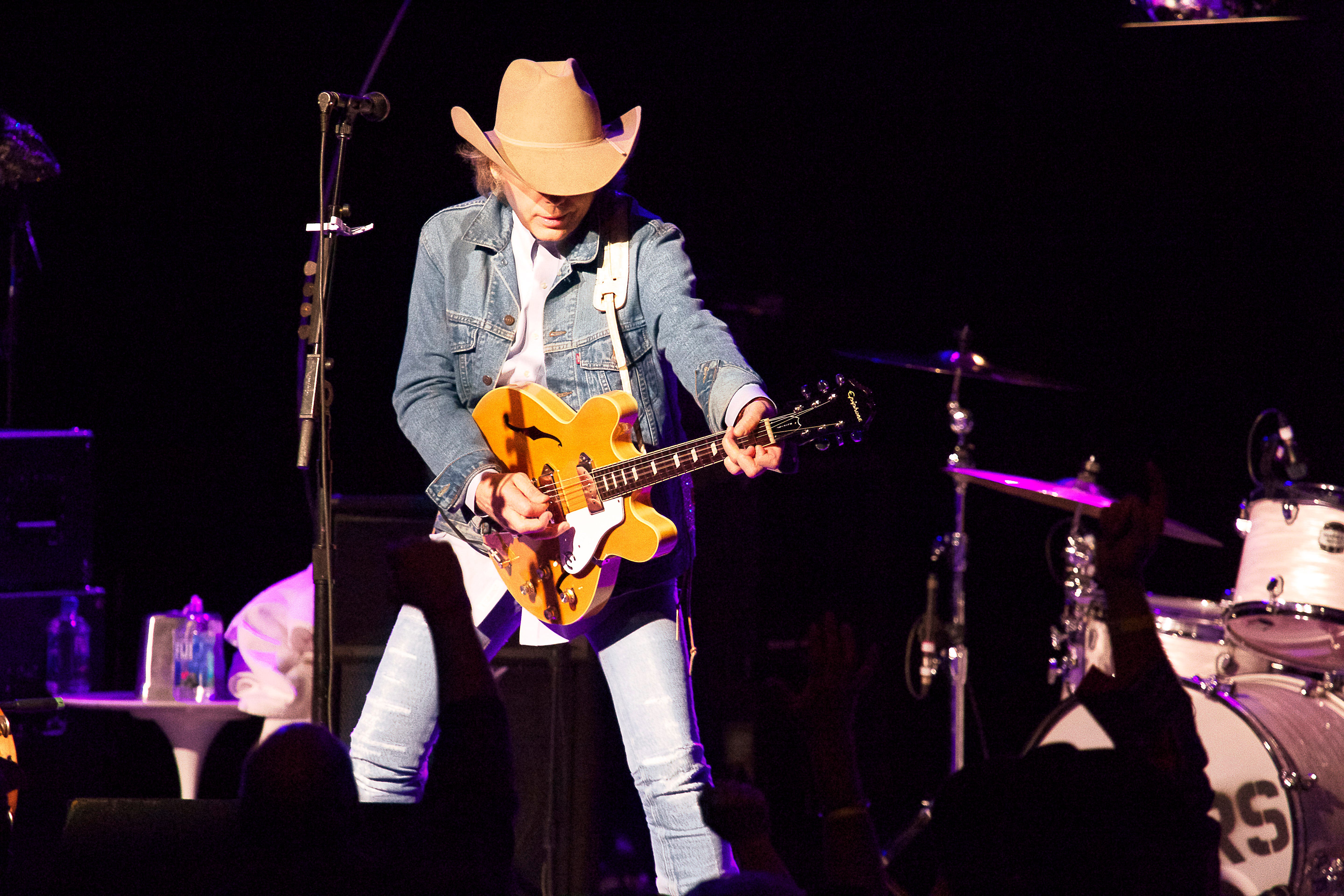 Dwight Yoakam and the Mavericks to play Mercedes-Benz Amphitheater this fall