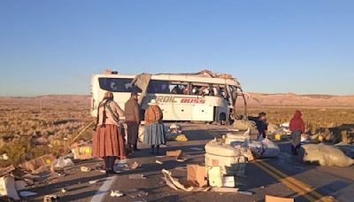 Suben a 22 los fallecidos por fatal accidente de bus en Bolivia: hay un chileno muerto y otros cinco heridos - La Tercera