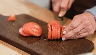 Trucos para evitar que le crezcan hongos a las tablas de madera que usamos para cortar o servir alimentos