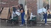 Elecciones 2024: Funcionaria de casilla utiliza carretilla para transportar material del INE en Guanajuato