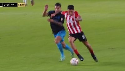 Video: el codazo de Enzo Pérez a un ex Boca y el gol anulado a Carrillo por milímetros