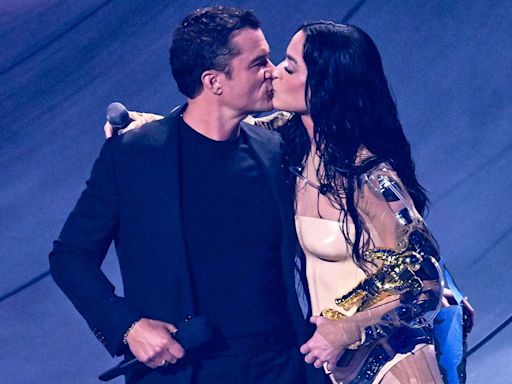 Katy Perry Kisses Orlando Bloom (and Thanks Him for Doing Dishes) After He Presents Her with MTV Video Vanguard Award