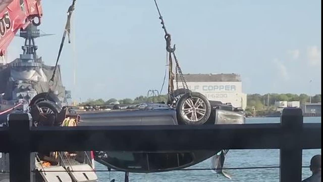 Driver charged with DWI after car sinks in Galveston harbor