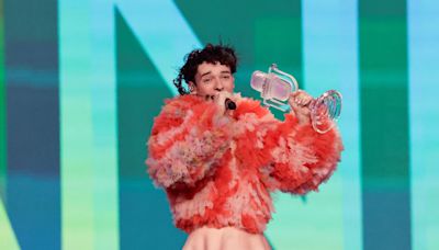 Nemo, el ganador de Eurovisión, rompe el micrófono de cristal