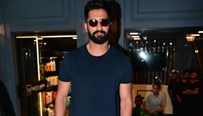 Vicky Kaushal chops off his long hair and beard, spotted outside a Mumbai salon amid Katrina Kaif's pregnancy rumours - Times of India