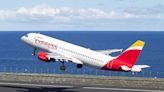Iberia pide la dispensa de los pilotos para favorecer por primera vez a su ‘low cost’ en el reparto de ocho aviones