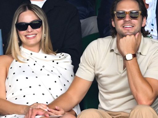 Margot Robbie presume su ‘baby bump’ en Wimbledon con un 'look' muy Barbie