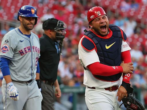 Mets' JD Martinez breaks Cardinals' Willson Contreras' arm in freak accident on catcher's interference