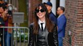 Anne Hathaway arriesga con un traje de chaqueta de cuero y tacones asimétricos por Nueva York