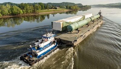 On Ohio River, unusual 2-vessel tow used to bring equipment to Nucor site
