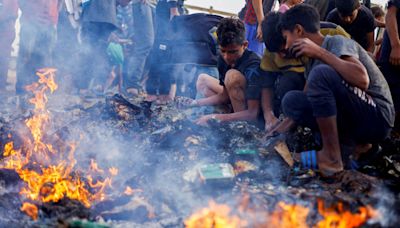 拉法難民營挨炸45死惹眾怒！孩童灰燼中找食物 以總理回5字 - 國際